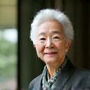 和服姿で微笑む企業オーナーの女性