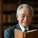 源氏物語の単行本を持つ男性の肖像。